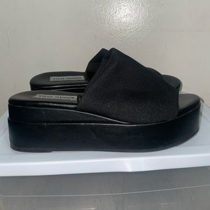 STEVE MADDEN BLACK PLATFORM SANDALS